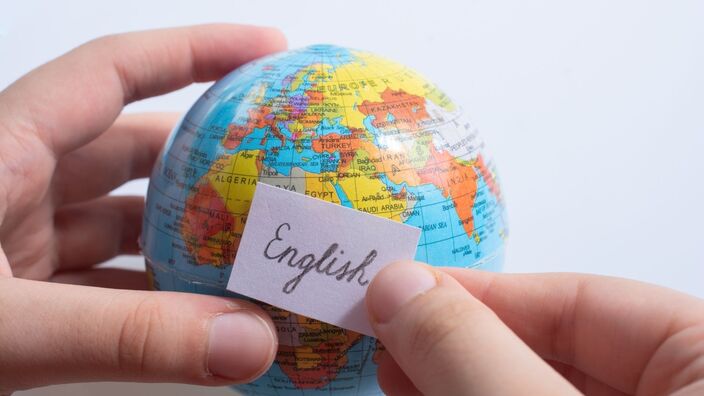 Globe terrestre avec un petit mot où il est écrit "English"