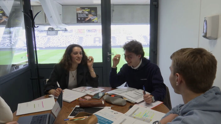 Amiens : Les étudiants de l'UPJV révisent au stade du Crédit Agricole La Licorne