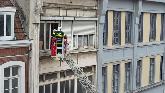 Vérification par les pompiers d'un immeuble à quelques mètres de l'effondrement des 2 immeubles samedi matin en centre ville de Lille