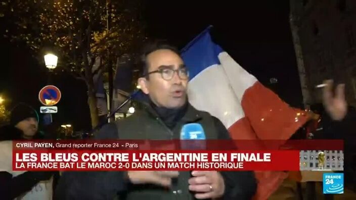 Scènes de joie sur les Champs-Élysées après la victoire de la France face au Maroc