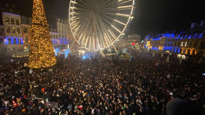 Chants et feux d'artifice : des milliers de personnes sur la Grand Place de Lille après la victoire des Bleus